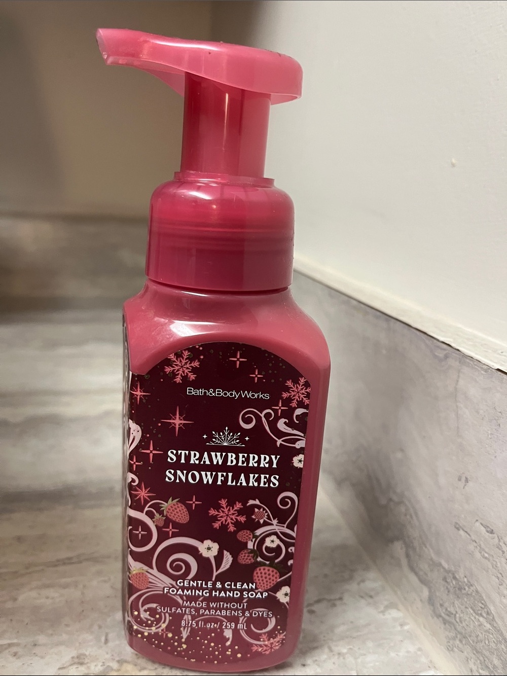 Bath & Body Works Strawberry Snowflakes Foaming Hand Soap